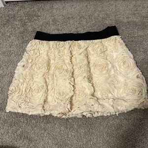 Rose textured mini skirt